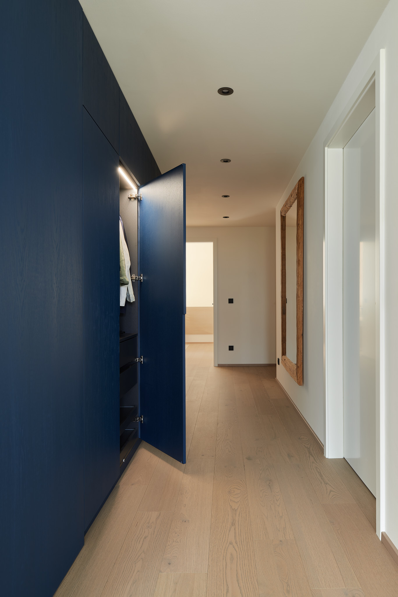 Skříně a šatny 1 - obrázek 2