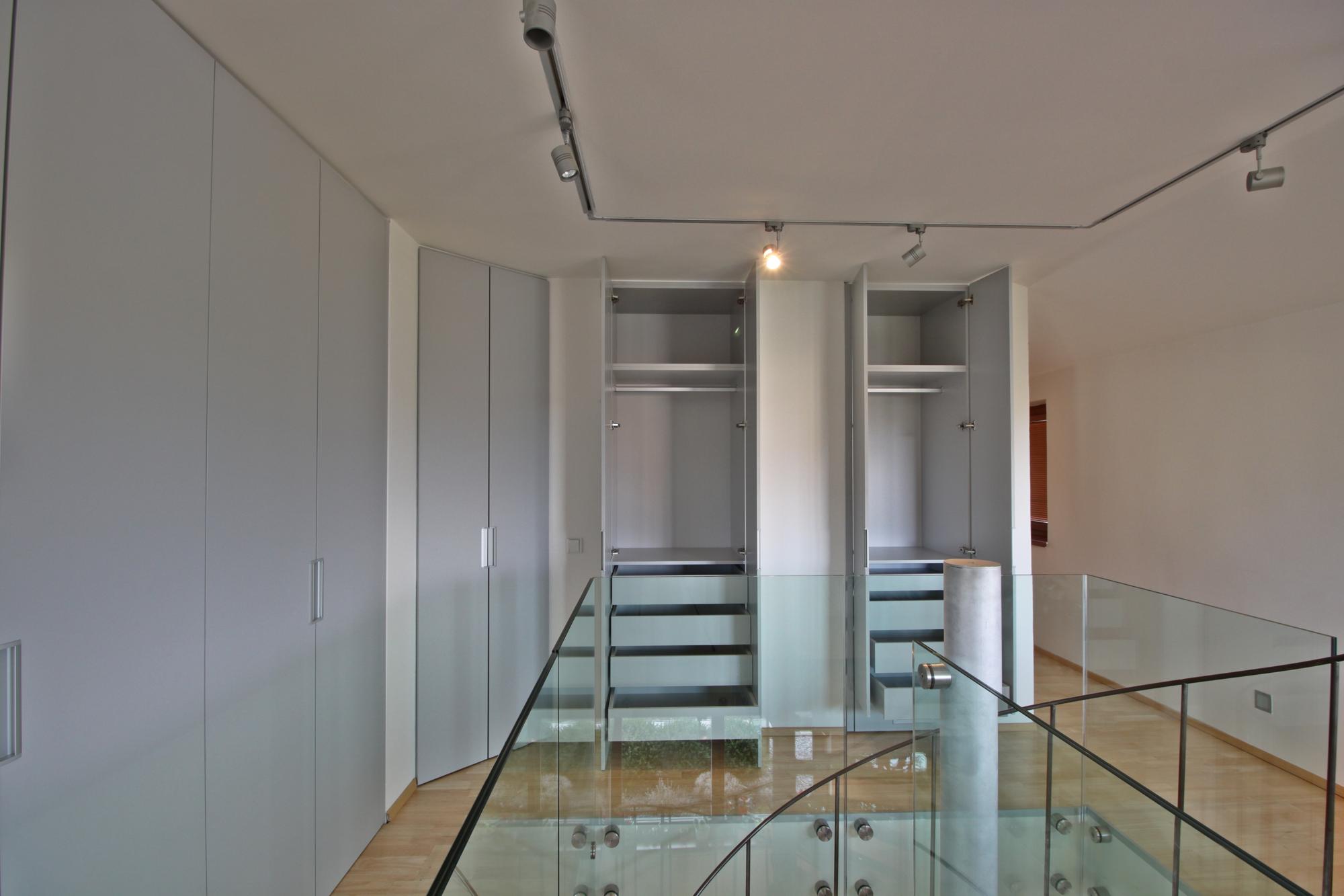 Skříně a šatny 3 - obrázek 2