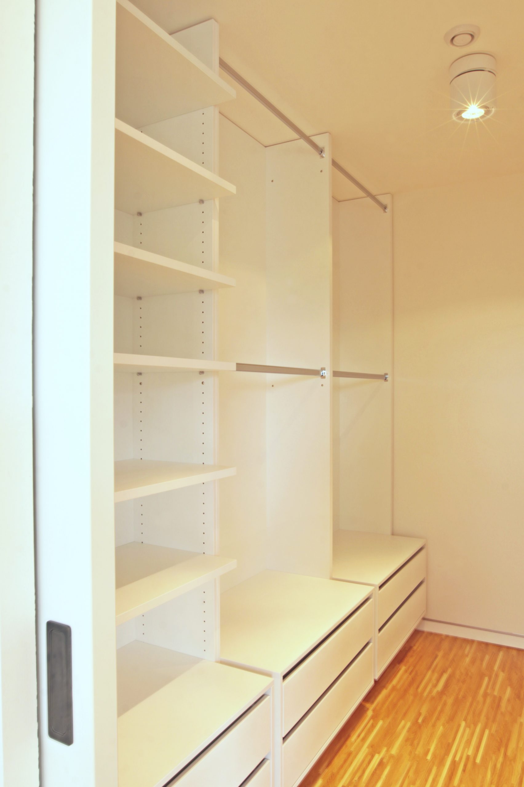 Skříně a šatny 4 - obrázek 2