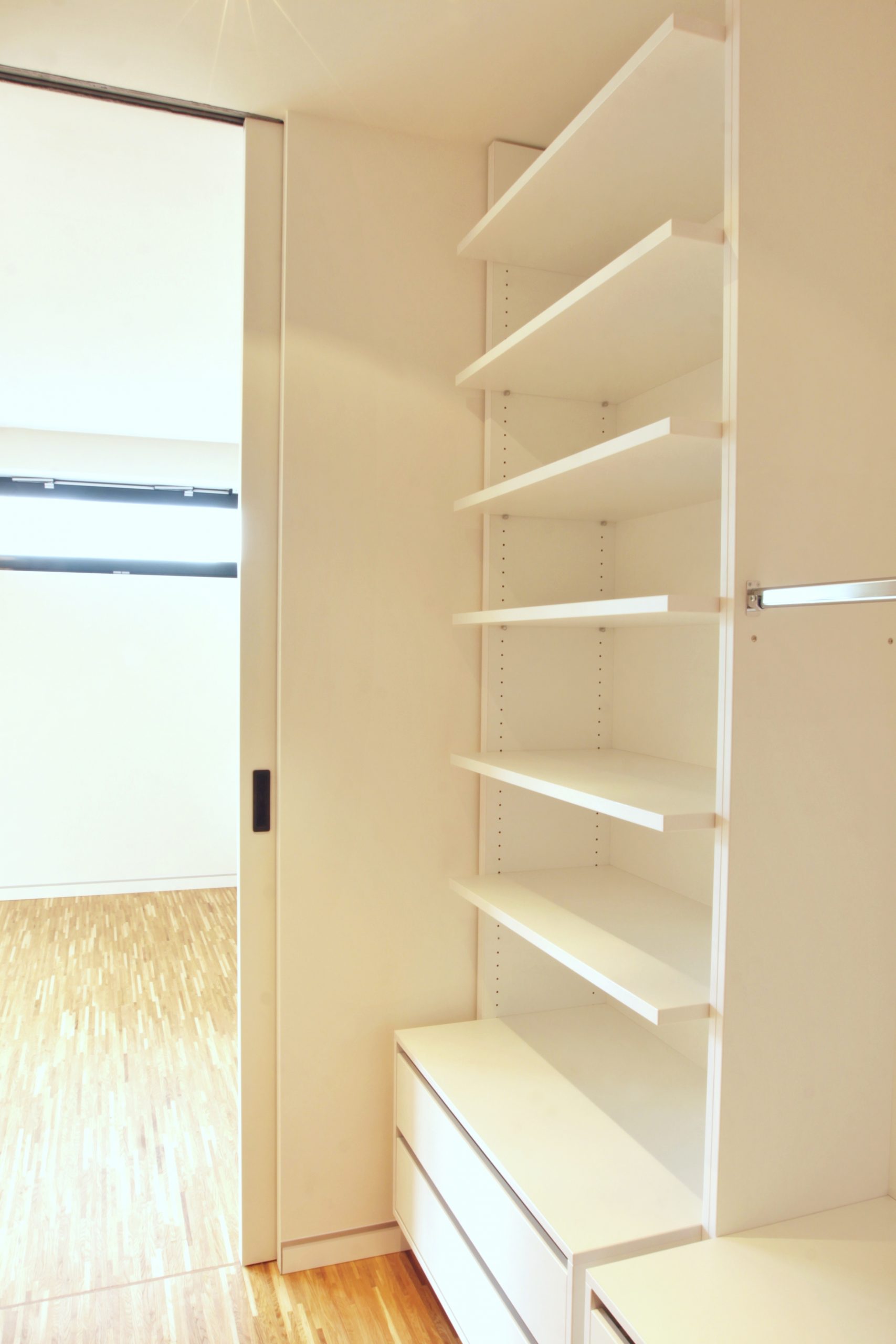 Skříně a šatny 4 - obrázek 3