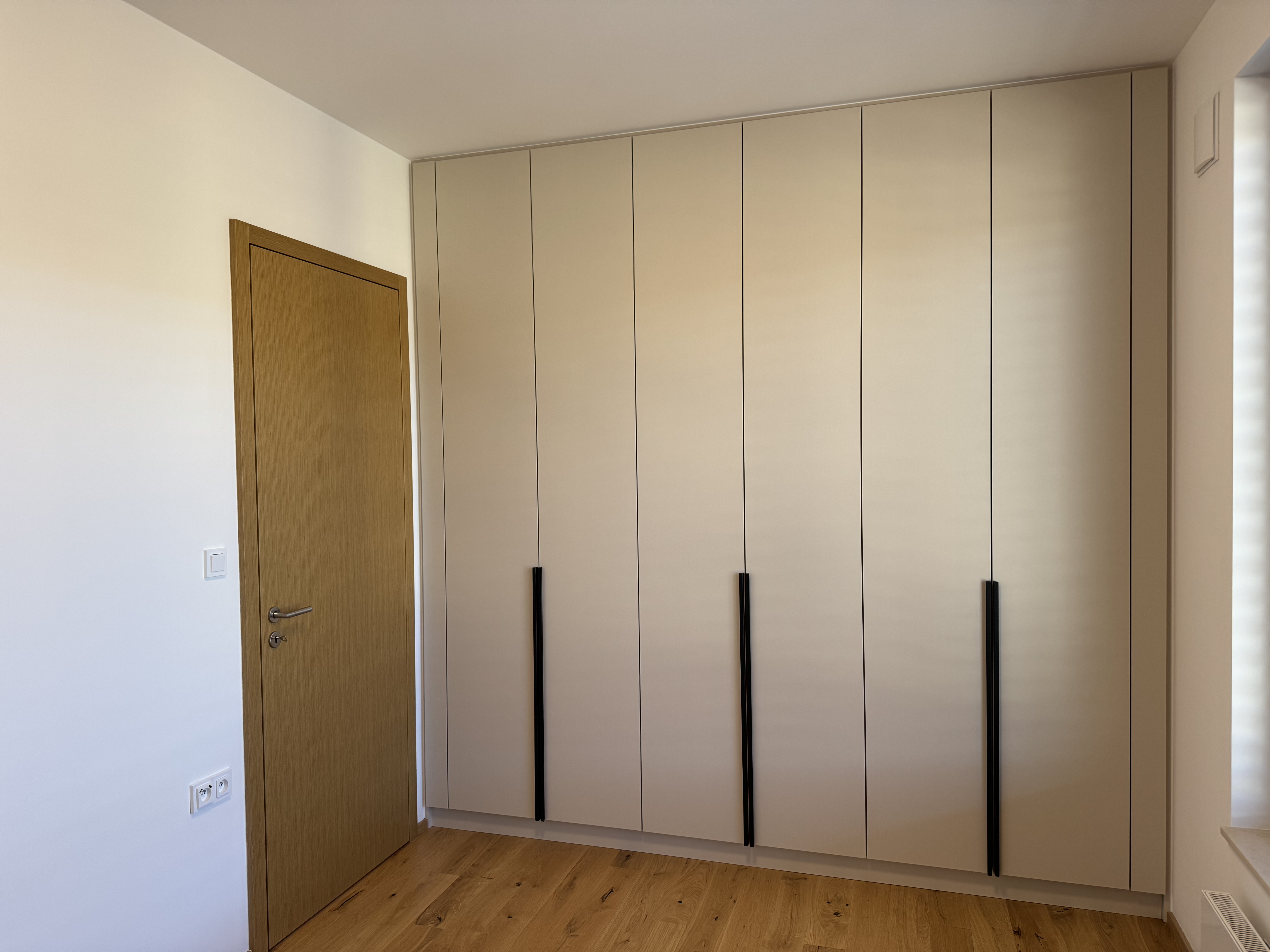 Skříně a šatny 8